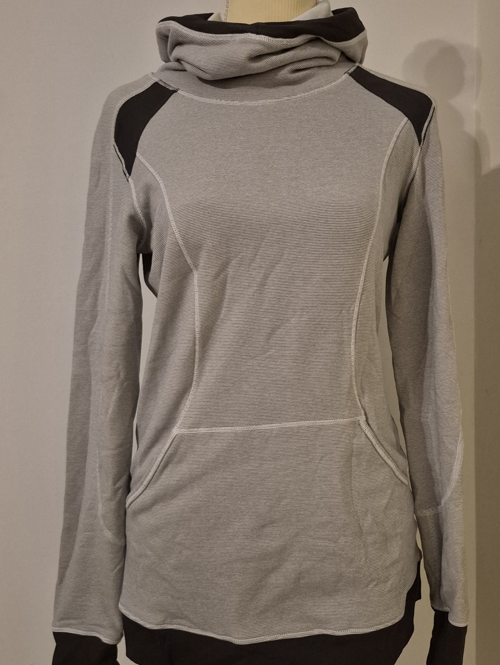 Lululemon Base Runner Ponytail Hoodie Pullover Pocket Thumb Hole 6 Activewear